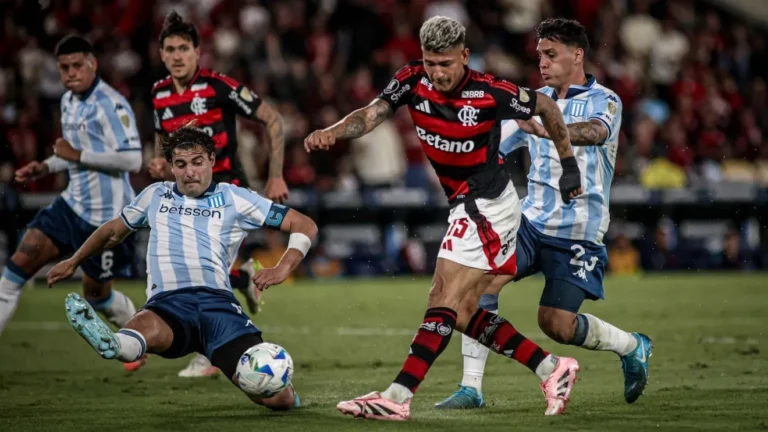 Flamengo vence Racing e sai em vantagem na semifinal da Libertadores