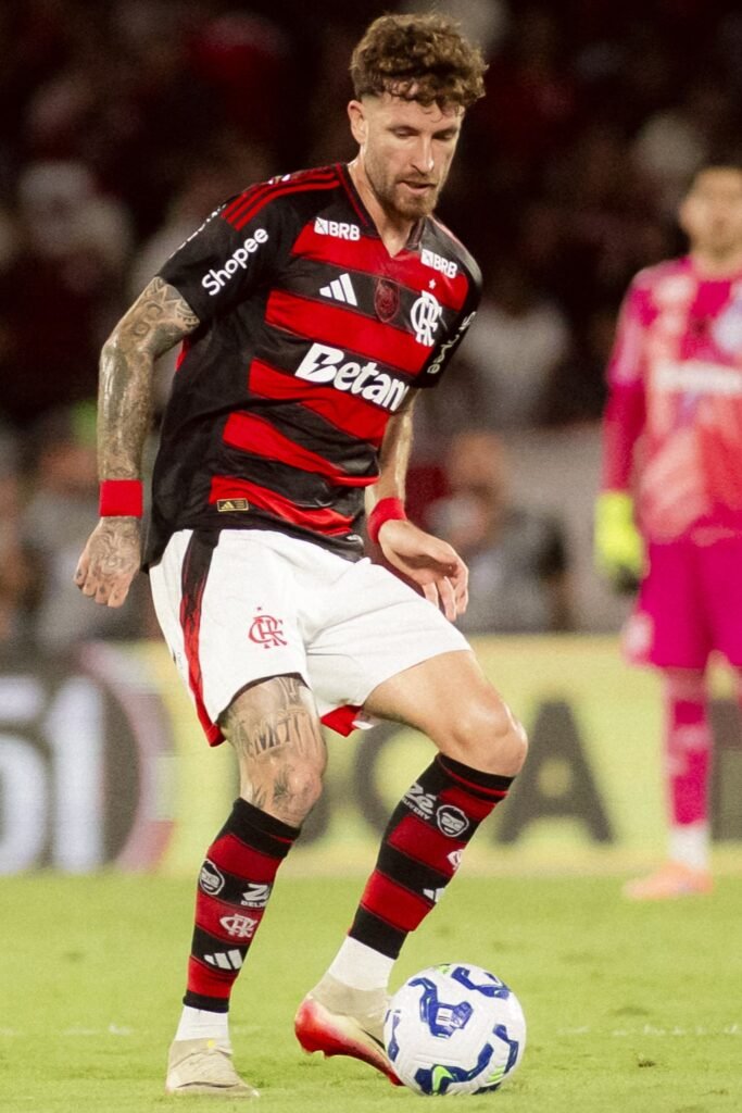 Flamengo vence o Santos por 3 a 2 e encosta no líder do Brasileirão