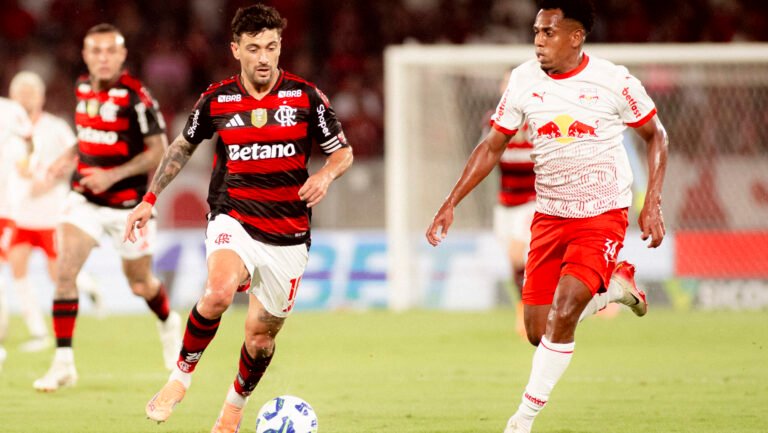 Flamengo vence Bragantino e mantém liderança no Brasileirão