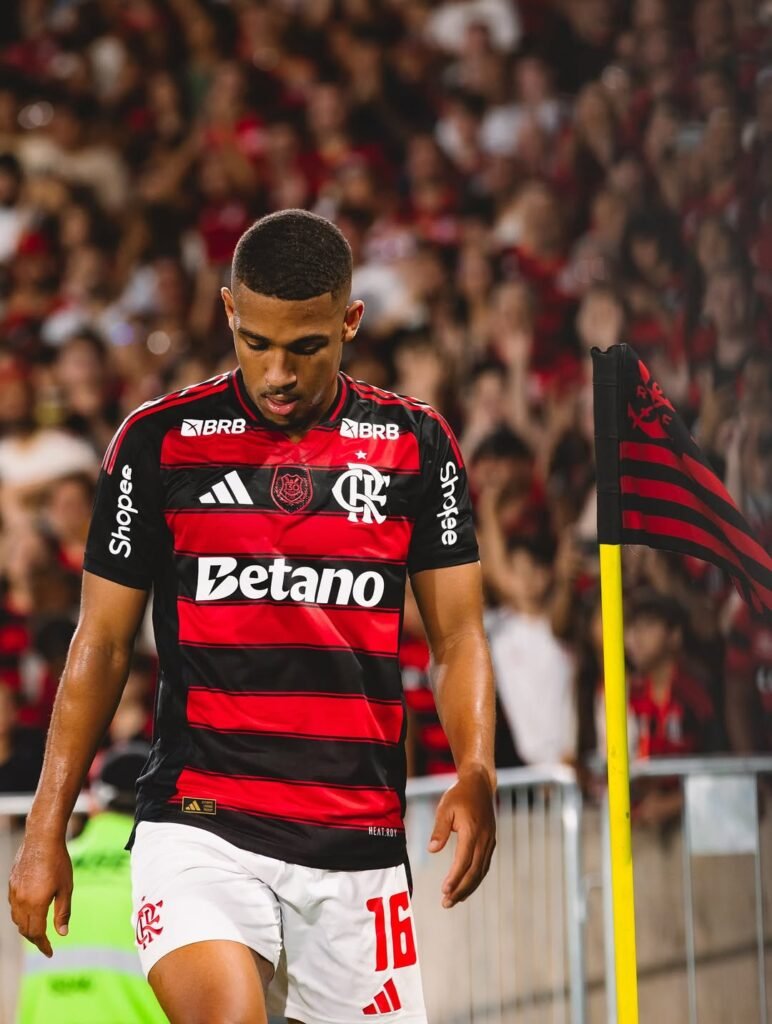 Flamengo vence o Santos por 3 a 2 e encosta no líder do Brasileirão